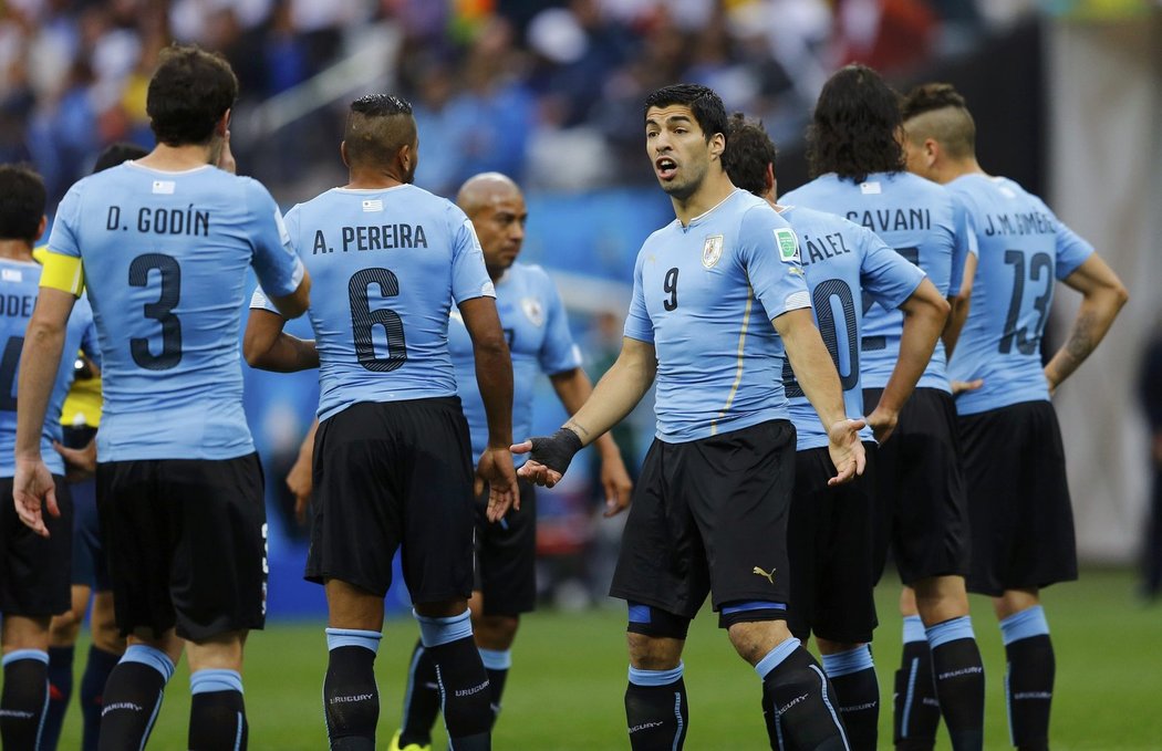 Fotbalisté Uruguaye staví zeď před útokem Anglie na MS v Brazílii