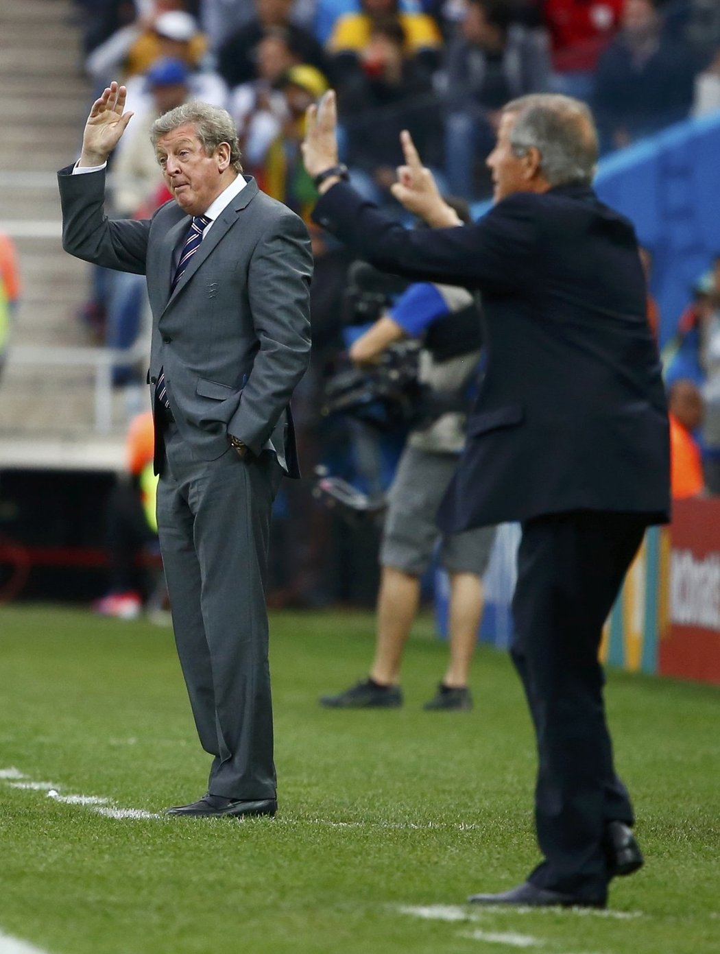 Trenéři udílejí pokyny svým svěřencům během utkání Uruguaye s Anglií