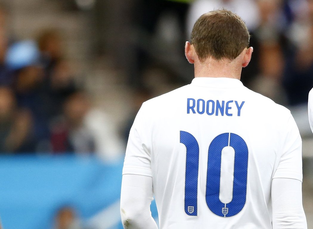 Wayne Rooney smutní po inkasovaném gólu od Uruguaye