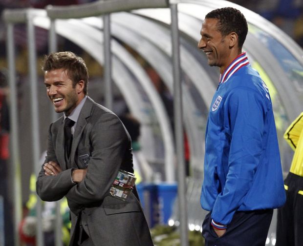 David Beckham se na střídačce dobře bavil. David Beckham se na střídačce dobře bavil.
