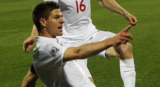 Anglie zbrojí na Alžírsko. Začne Gerrard zleva?