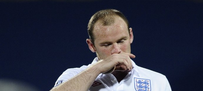 Wayne Rooney lituje zmařené příležitosti.
