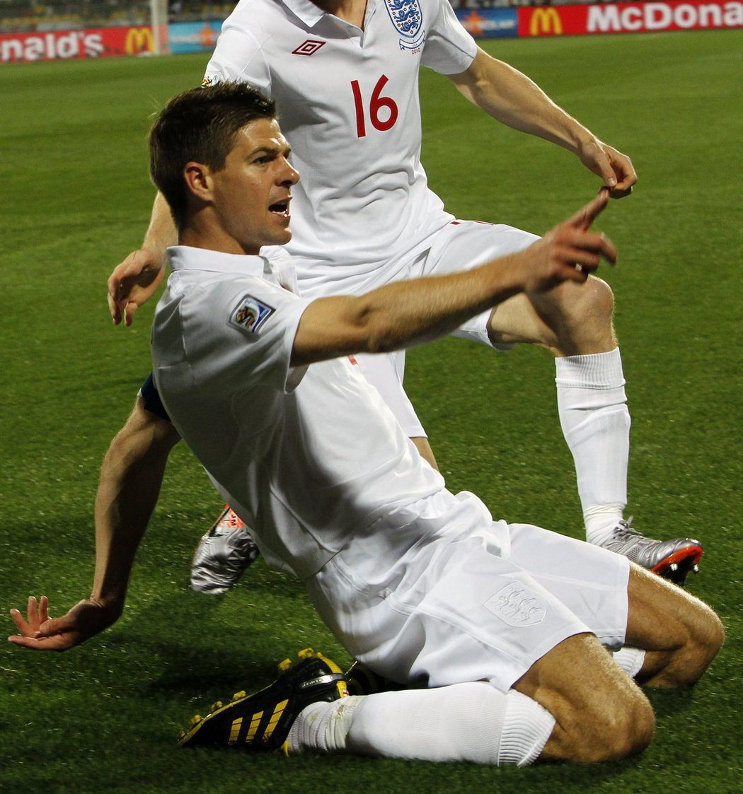 Gerrard se raduje z úvodního gólu.