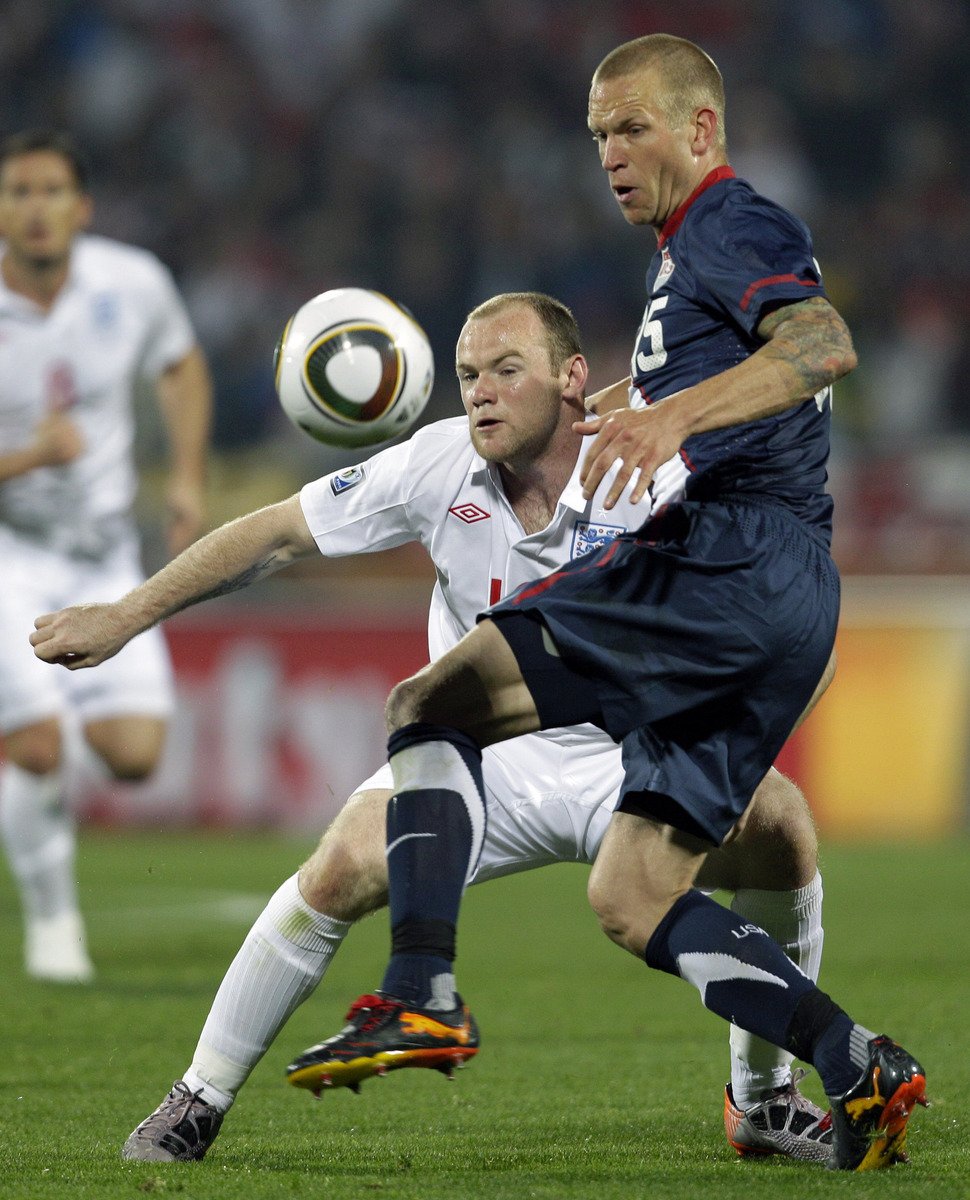 Rooney bojuje o míč s Demeritem.