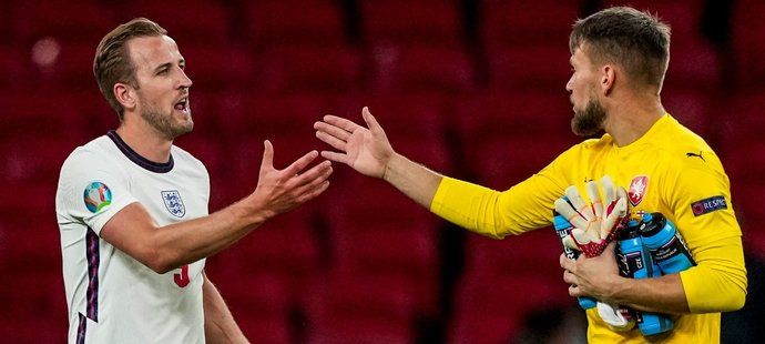 Český brankář Tomáš Vaclík se zdraví po utkání s Anglií s Harrym Kanem