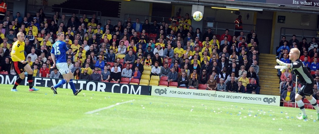 Český fotbalista Matěj Vydra byl jednou z ústředních postav Watfordu při postupu v play off přes Leicester. V neděli vstřelil dvě branky. Právě dává parádním volejem první gól!