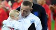 Wayne Rooney si převzal se synem ocenění při příležitosti 120. odehraného utkání za anglický národní tým