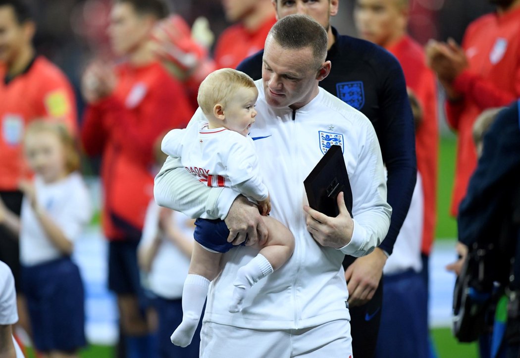 Wayne Rooney si převzal se synem ocenění při příležitosti 120. odehraného utkání za anglický národní tým