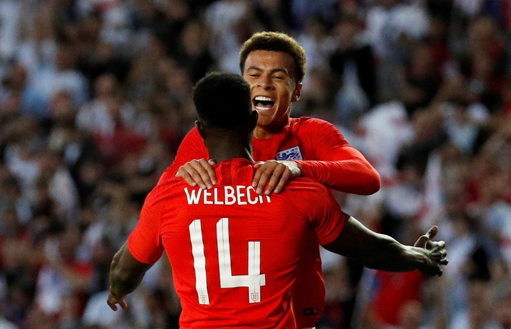 Danny Welbeck a Dele Alli slaví anglickou branku do sítě Kostariky