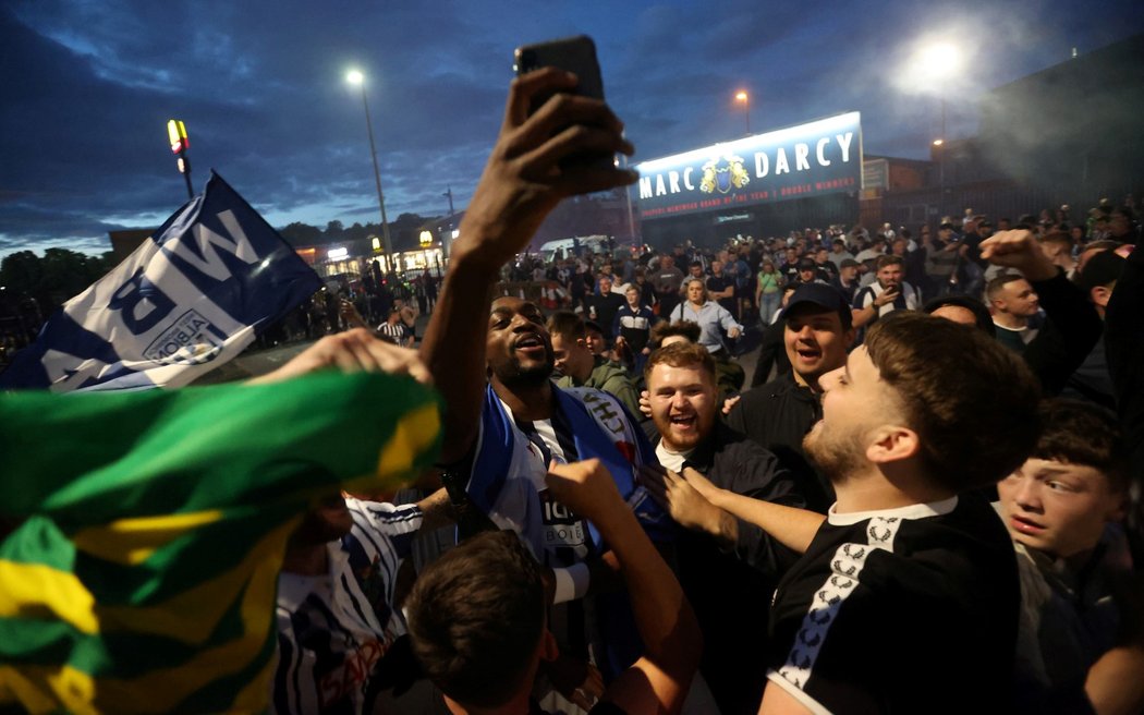 Fotbalisté West Bromwiche oslavují s fanoušky postup do Premier League