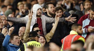 Řádění fanoušků West Hamu po výhře nad Chelsea. Sedm jich zatkla policie