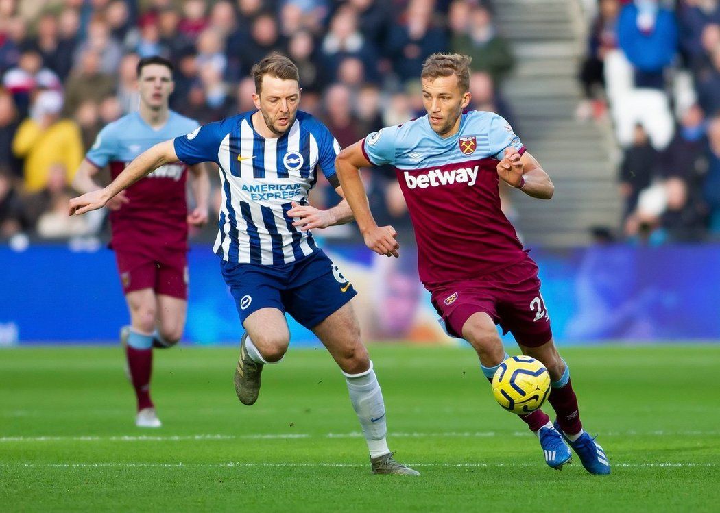 Záložník Tomáš Souček (vpravo) v dresu West Hamu při utkání s Brightonem