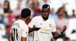 Anthony Martial a Paul Pogba v diskuzi poté, co United inkasovali