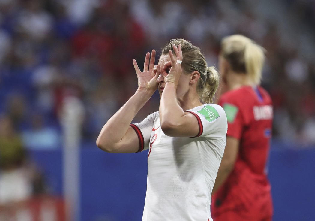Útočnice Anglie Ellen White slaví gól do sítě Spojených států v semifinále mistrovství světa
