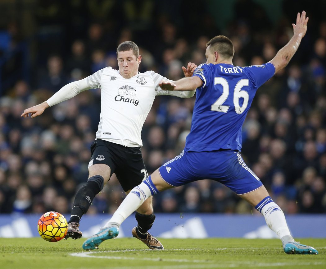 Evertonský Ross Barkley se snaží přejít přes kapitána Chelsea Johna Terryho.