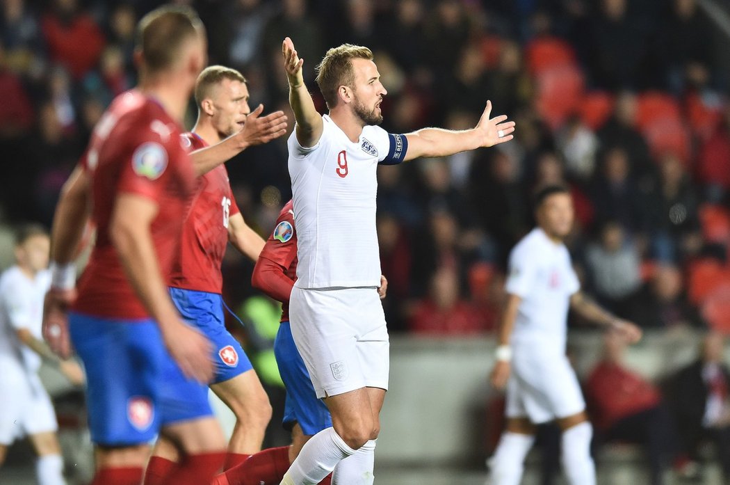 Angličtí fotbalisté se po senzační kvalifikační porážce 1:2 v České republice dočkali velké kritiky od britských médií.