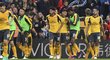 Fotbalisté Arsenalu se radují z branky do sítě Burnley