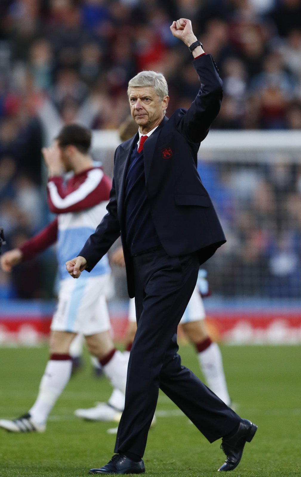 Trenér Arsenalu Arséne Wenger zdraví fanoušky po zápase s Burnley