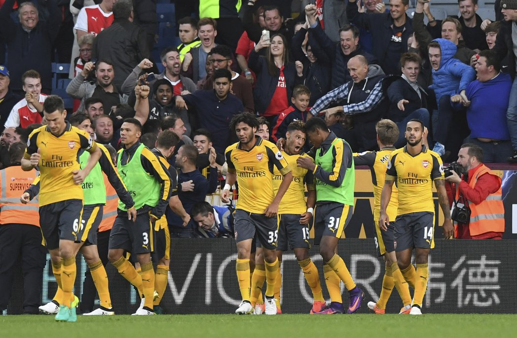 Fotbalisté Arsenalu se radují z branky do sítě Burnley