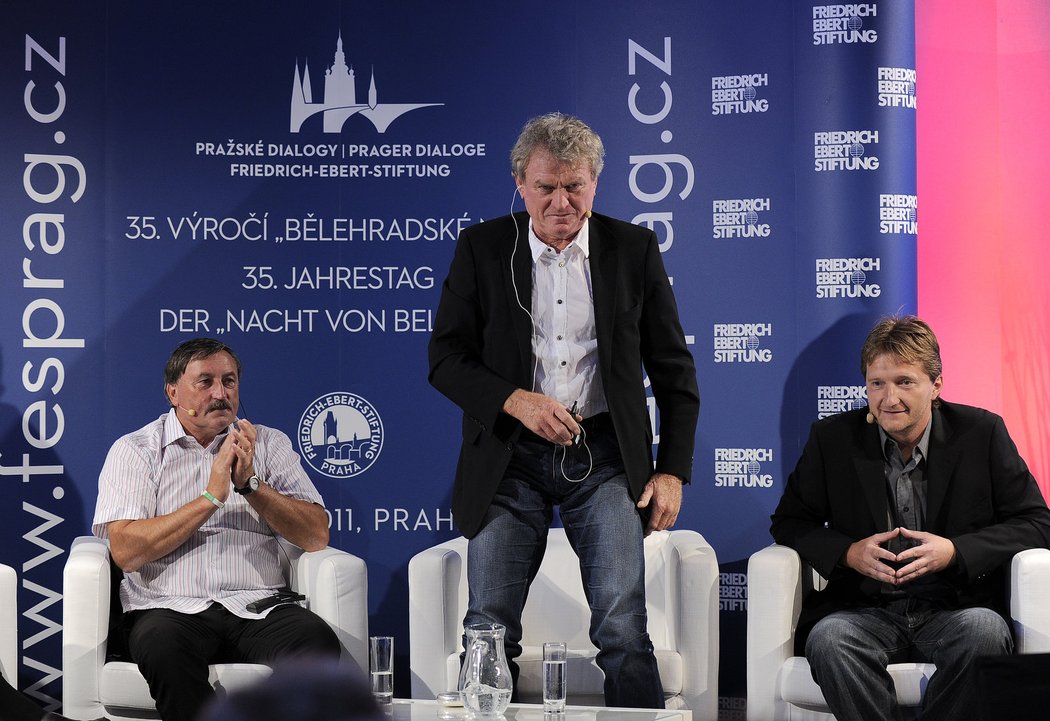 Sepp Maier (uprostřed) a Antonín Panenka vzpomínají na bělehradské finále, které se odehrálo před 35 lety