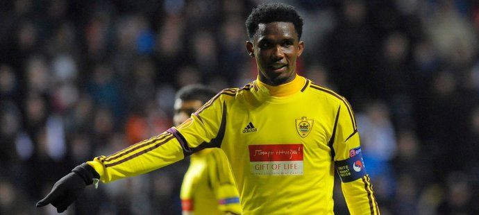 Samuel Eto&#39;o v Machačkale vydělává pohádkové peníze. Jenže klub se vydává novou cestou a utrácení je konec...