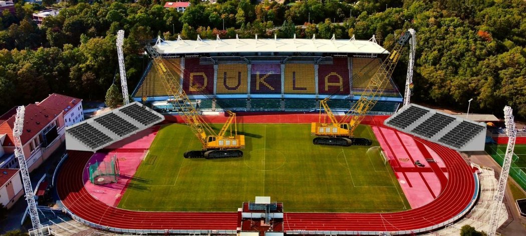 Aprílová fotka FK Dukla Praha s instalací mobilních tribun na Julisce kvůli velkému zájmu o utkání s Líšní
