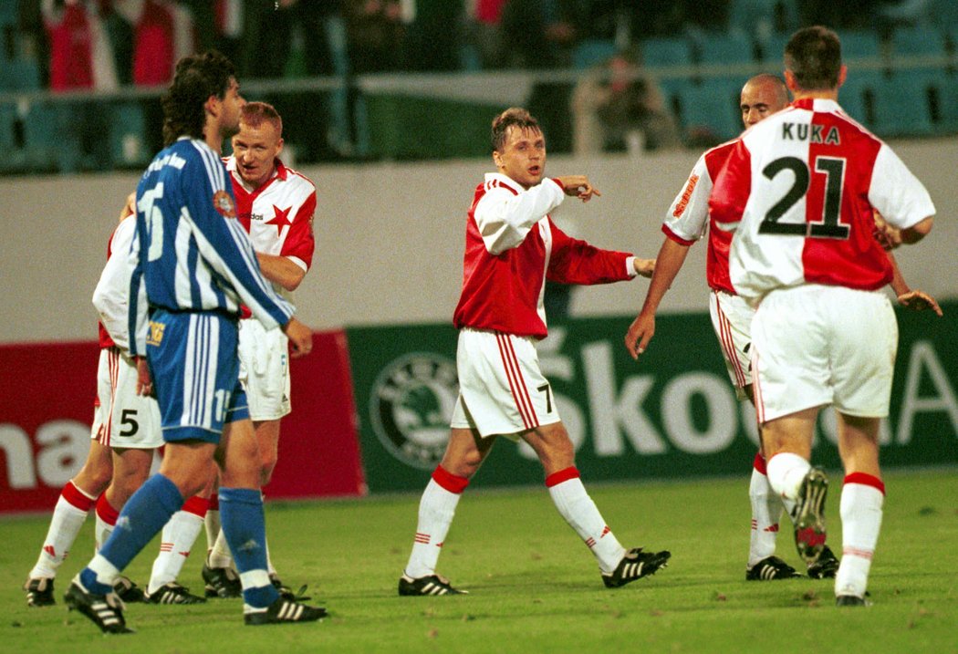 Martin Pěnička v zápase proti Slavii v roce 2000, uprostřed Ivo Ulich