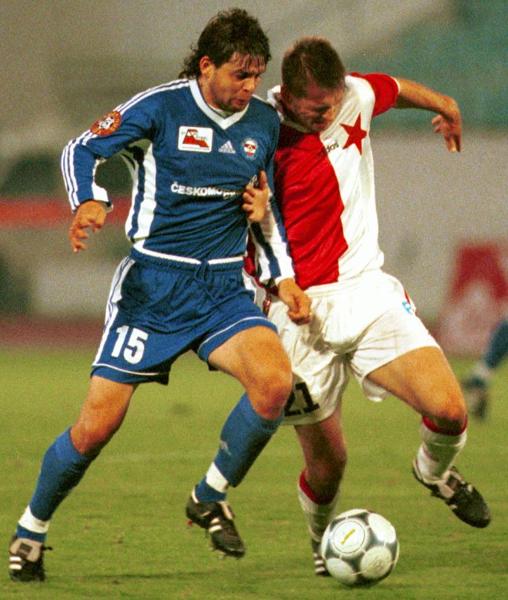 Martin Pěnička v souboji s Pavlem Kukou ze Slavie v roce 2000