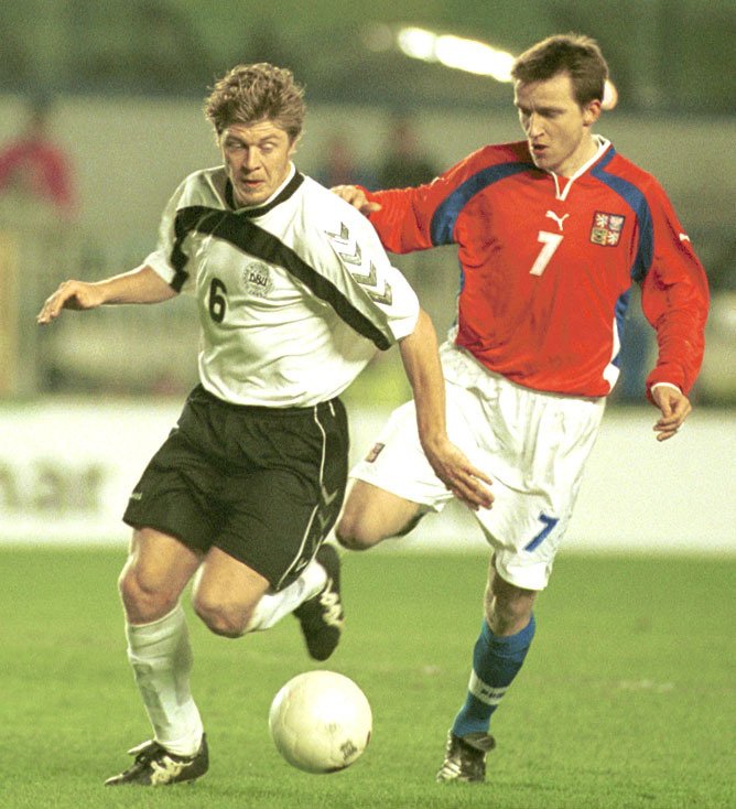 2001. Reprezentant Vladimír Šmicer se snaží zastavit Dána Thomase Helvega v kvalifikačním zápase o MS 2002.