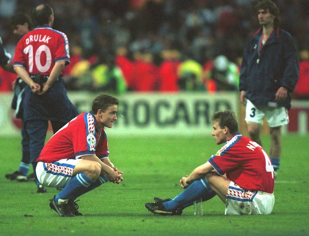 1996. Spoluhráči Vladimír Šmicer a Pavel Nedvěd na legendárním EURO 1996 v Anglii...
