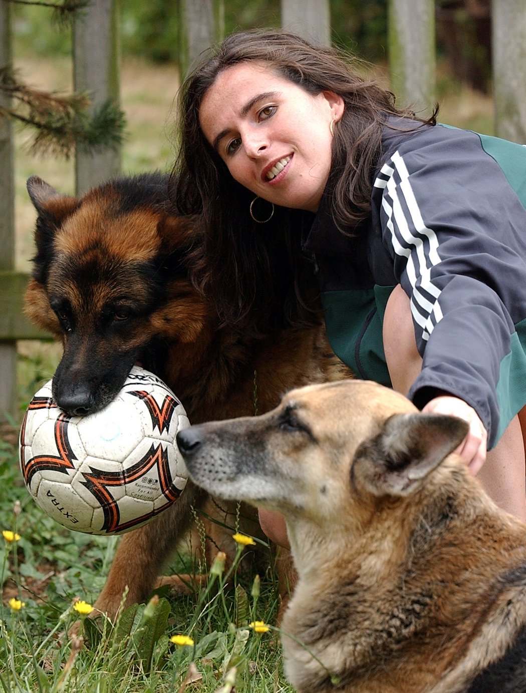 2003. Za stoupající rozhodcovskou hvězdou Dagmar Damkovou se vydal na návštěvu deník Sport... Takhle pózovala se svými psy.