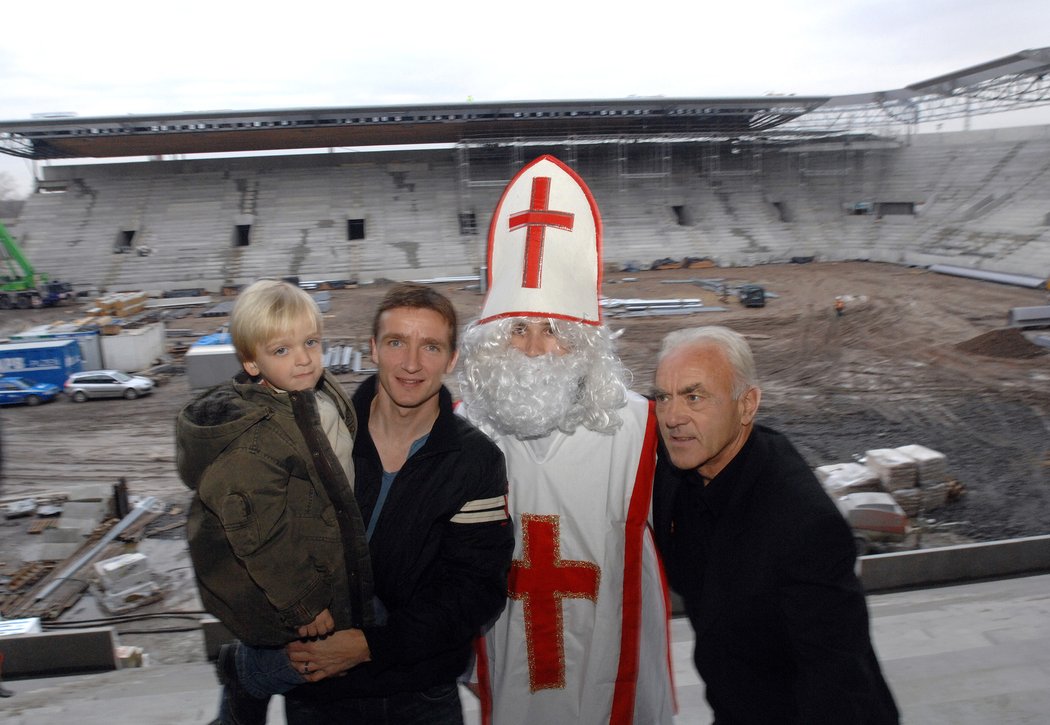 2007. Slávistický Mikuláš v rozestavěném Edenu. Vladimír Šmicer se synem Jirkou a legendární František Veselý...