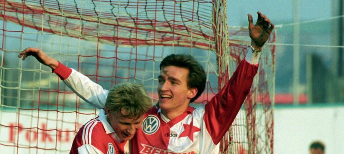 1996. Vladimír Šmicer se raduje z gólu s Radkem Bejblem v zápase jejich Slavie s Olomoucí...