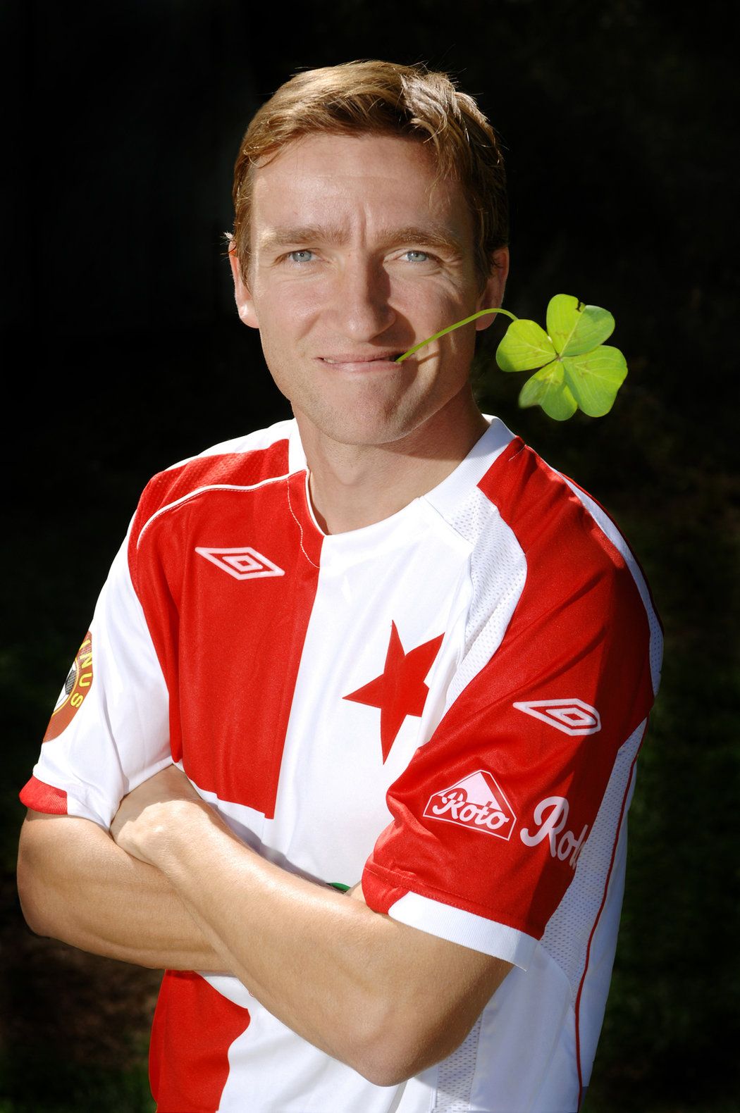 2007. Štístko Vladimír Šmicer pózuje v dresu Slavie po svém návratu do Česka před ligovým ročníkem 2007/2008.