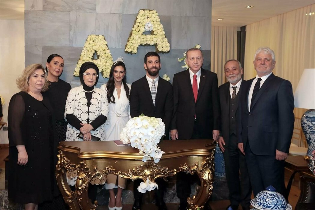 Arda Turan se svojí ženou na svatbě, které se účastnil i turecký prezident Recep Erdogan