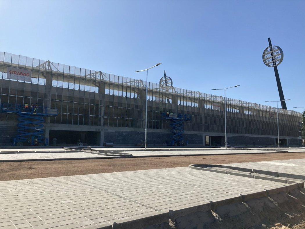 Hradecká fotbalová aréna směřuje k dokončení