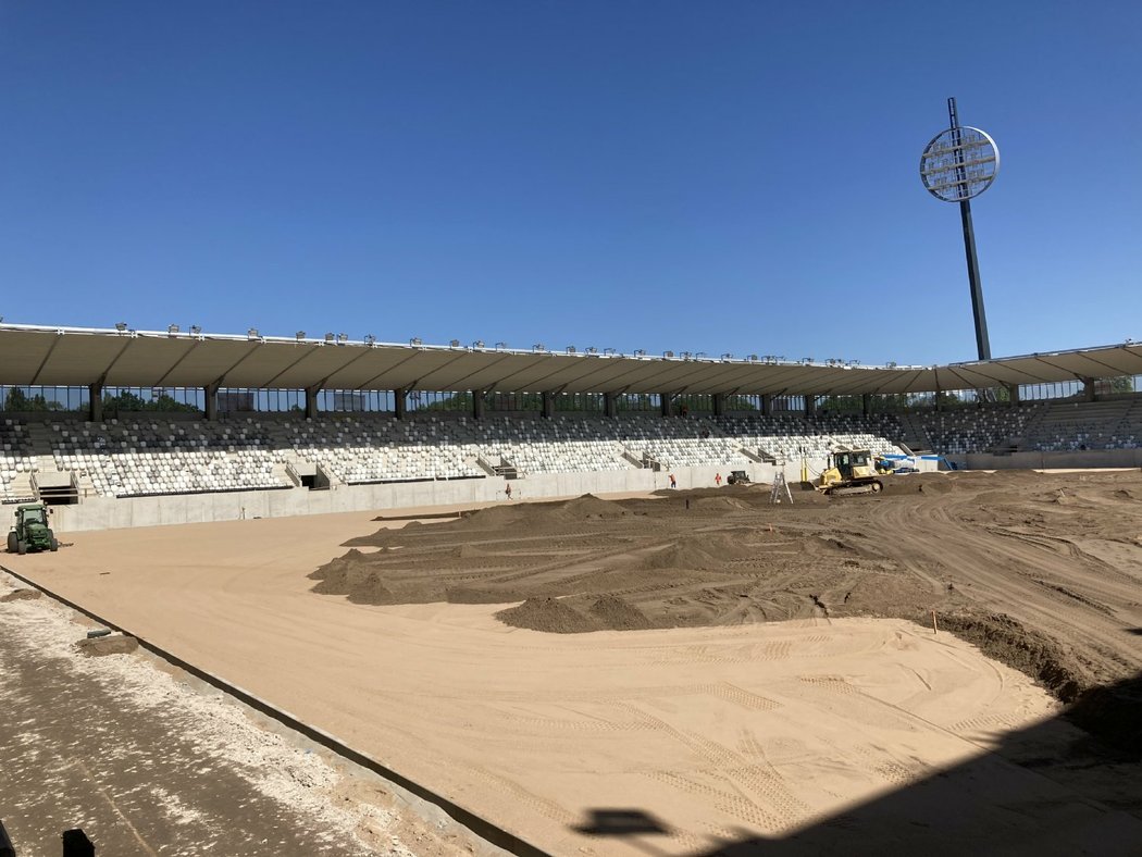 Hradecká fotbalová aréna směřuje k dokončení