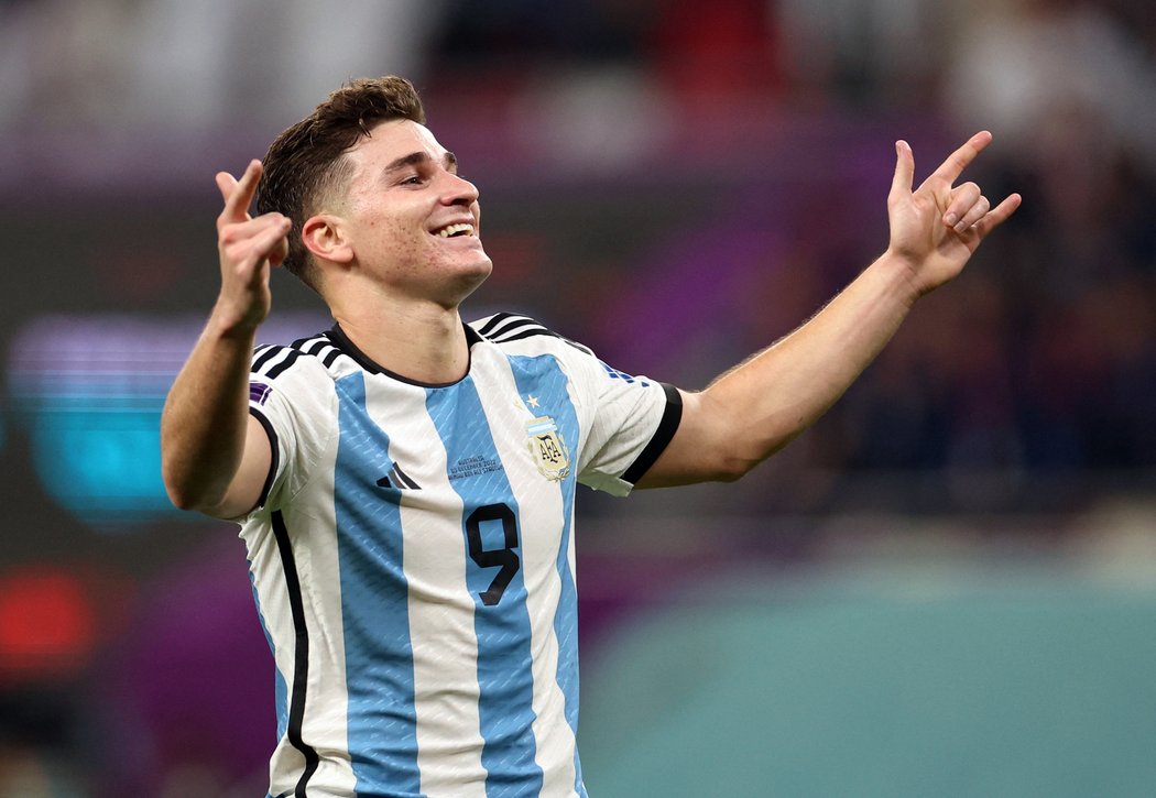 Julian Alvarez slaví druhý gól Argentiny