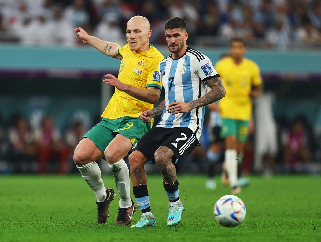 Rodrigo De Paul v souboji s Aaron Mooyem