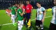 Kapitán Bolívie chtěl před zápasem s Argentinou podat ruku svému protějšku. Lionel Messi ale jen zavrtěl hlavou a ruku odmítl