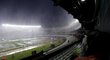 Hustý déšť na stadionu Monumental v Buenos Aires