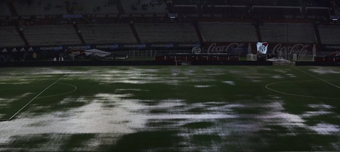 Déšť na argentinském stadionu Monumental v Buenos Aires