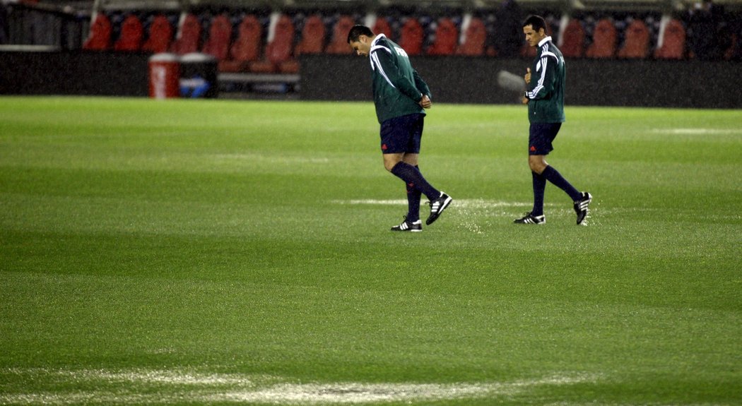 Rozhodčí zkouší trávník na stadionu Monumental v Buenos Aires