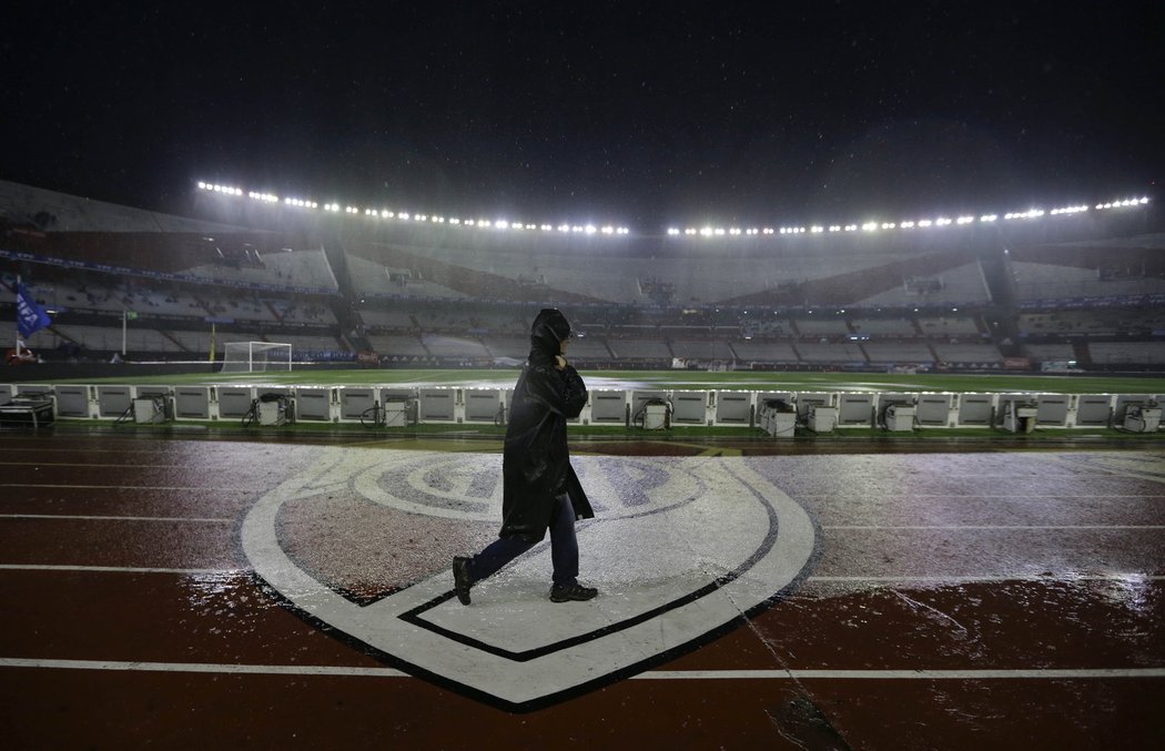 Stadion Monumental byl kvůli dešti nezpůsobilý pro odehrání fotbalového utkání