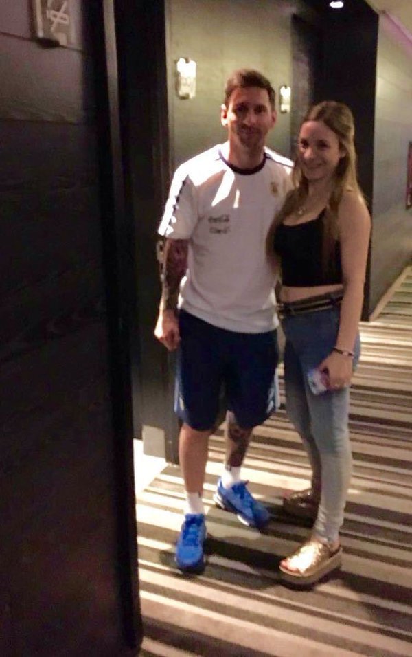 Argentinský fotbalista se s chilskou fanynkou ochotně vyfotil