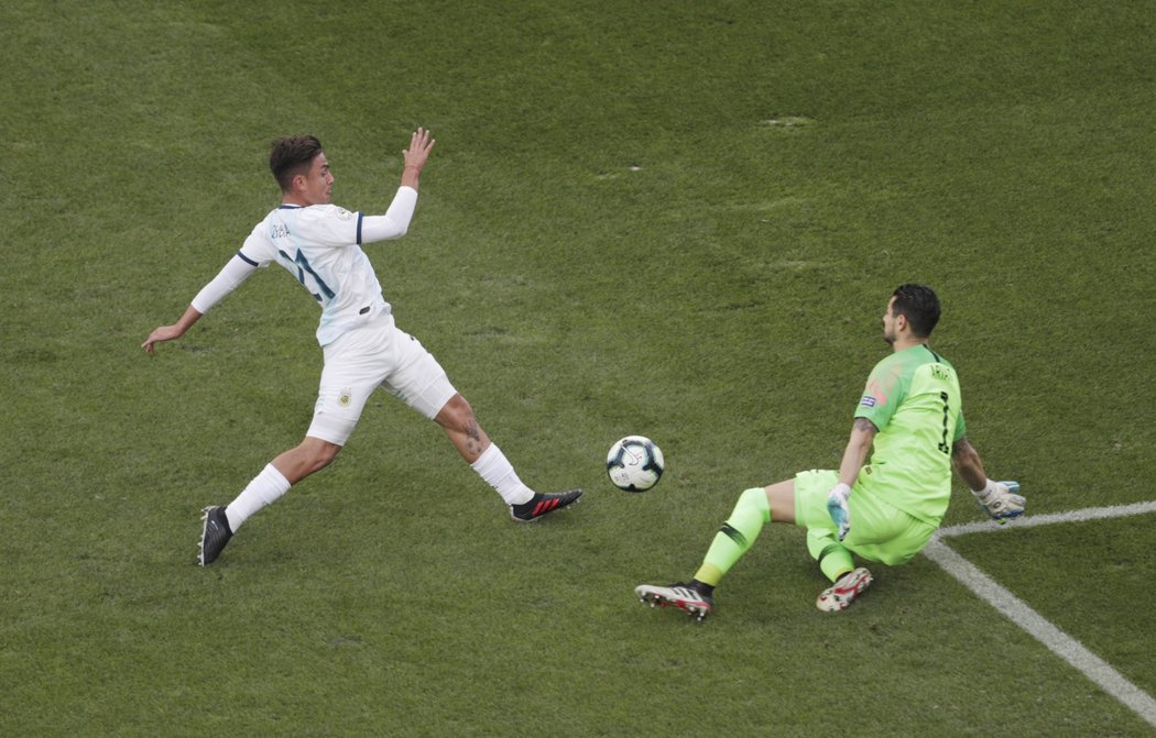 Paulo Dybala střílí druhý gól Argentiny