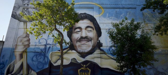 Diego Maradona se svatozáří na zdi