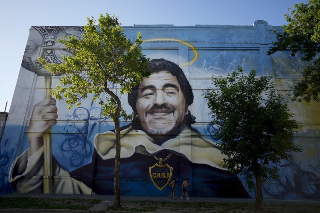 Diego Maradona se svatozáří na zdi