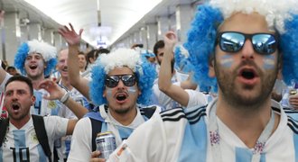 Argentinským fanouškům spadl v Moskvě na hlavu nahý muž