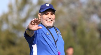 Maradona se po operaci rychle zotavuje. Lékař sdělil, že už dělá vtipy